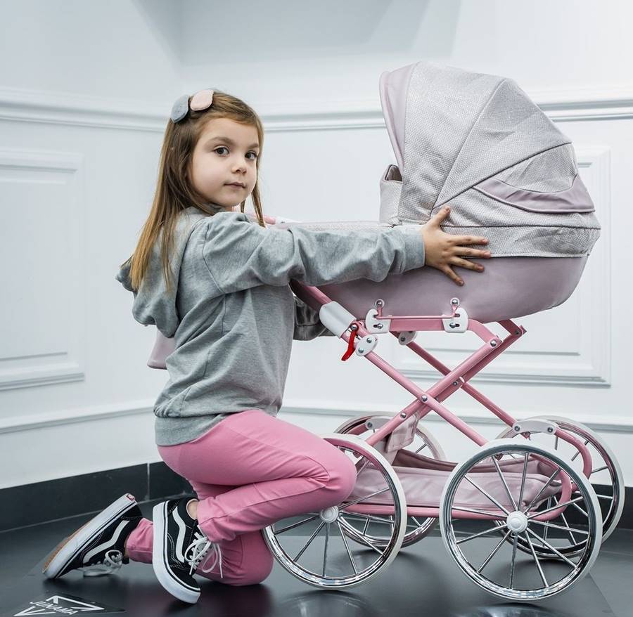 Wózek dla lalek Junama Dolce Mini w stylu retro, elegancka zabawka stworzona dla starszej dziewczynki.